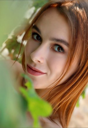 Худенькая рыжая Serafina публикует обнаженную на улице фото 12
